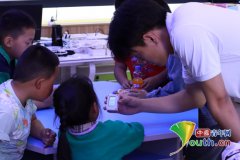 动抽象地向学生们了AI利用的规范