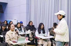 自乐歌集团的柯晶婷率先带来《外语+跨境电商的